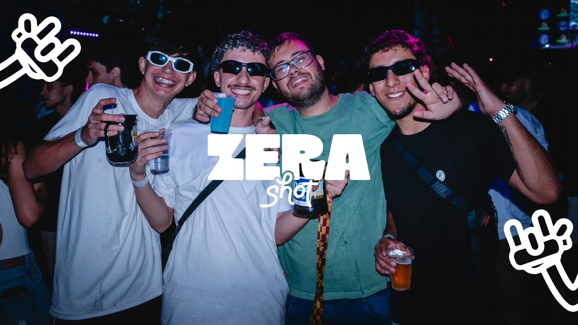 Amigos numa festa com a marca Zera Shot